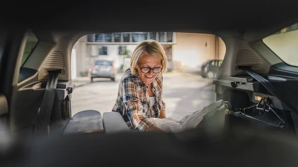 Olgun Sarışın Güzel Bir Kadın Seyahat Konsepti Kadın Arabasının Arkasından — Stok fotoğraf