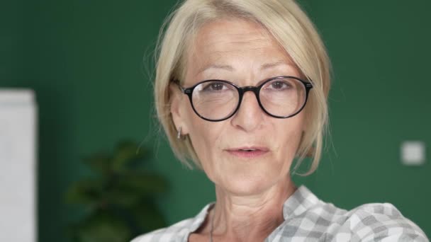 Πορτρέτο Μιας Ώριμης Ξανθιάς Καυκάσιας Γυναίκας Γυαλιά Στο Σπίτι Χαρούμενο — Αρχείο Βίντεο