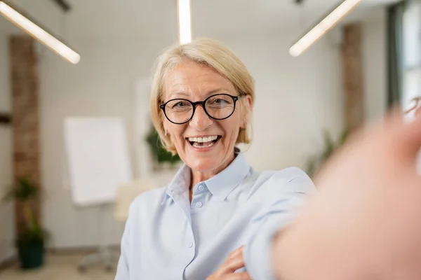 Evde Gözlüklü Olgun Beyaz Bir Kadının Portresi Mutlu Bir Gülümseme — Stok fotoğraf