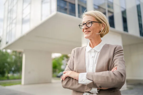 Portret Jednej Białej Blondynki Dojrzałe Businesswoman Stoją Zewnątrz — Zdjęcie stockowe