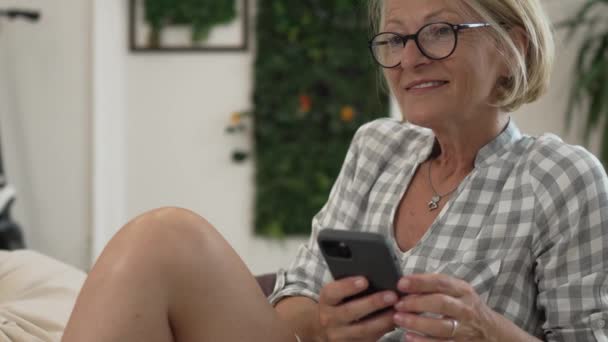 Μια Γυναίκα Ώριμη Καυκάσια Ξανθιά Γυναίκα Χρησιμοποιούν Κινητό Τηλέφωνο Smartphone — Αρχείο Βίντεο