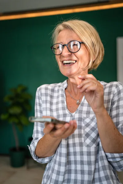 Yetişkin Beyaz Sarışın Bir Kadın Cep Telefonu Akıllı Telefonu Kullanarak — Stok fotoğraf