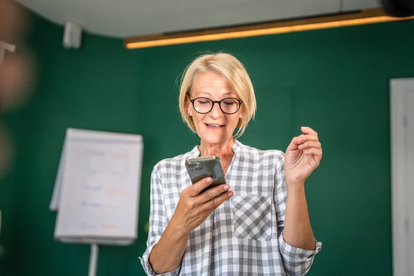 Jedna Kobieta Dojrzałe Biały Blondynka Kobieta Używać Telefon Komórkowy Smartfon — Zdjęcie stockowe