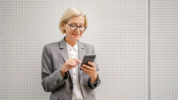Jedna Žena Zralé Kavkazské Blondýny Žena Použít Mobilní Telefon Smartphone — Stock fotografie