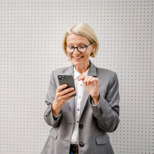 Une Femme Mature Caucasienne Blonde Femme Utiliser Téléphone Mobile Smartphone — Photo