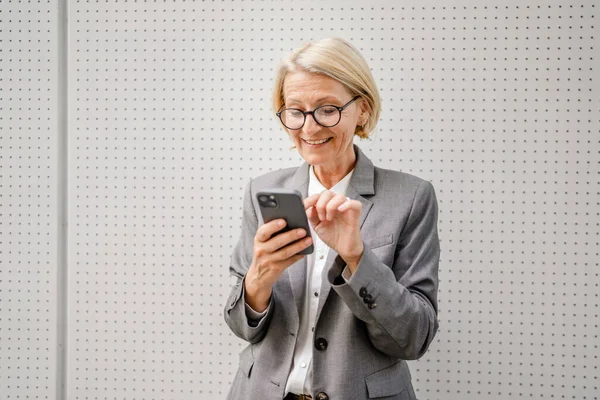 Jedna Kobieta Dojrzałe Biały Blondynka Kobieta Używać Telefon Komórkowy Smartfon — Zdjęcie stockowe