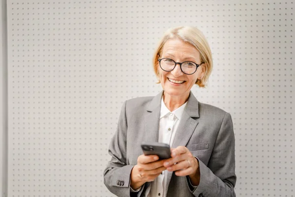 Jedna Žena Zralé Kavkazské Blondýny Žena Použít Mobilní Telefon Smartphone — Stock fotografie
