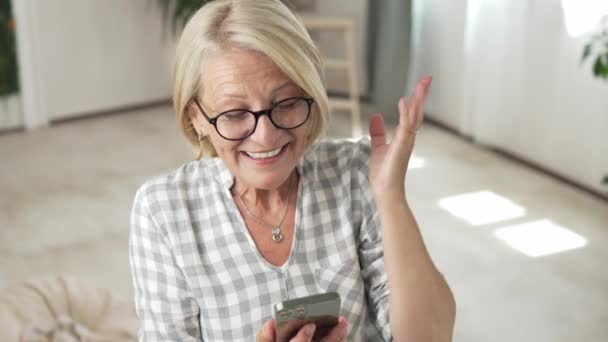 Olgun Beyaz Kadın Akıllı Cep Telefonu Kullanıyor Evde Aydınlık Odada — Stok video