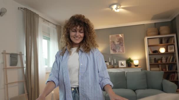 Una Joven Mujer Adulta Caucásica Con Pelo Rizado Prepara Ropa — Vídeos de Stock
