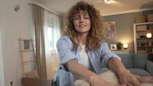 Une Jeune Femme Adulte Caucasienne Aux Cheveux Bouclés Prépare Des — Video