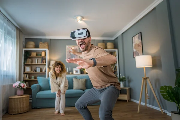 男人成熟的男人和他的妻子或女朋友夫妇在家里享受虚拟现实的生活 Vr耳机和Googles在头上拥有有趣的现代科技休闲概念复制空间 — 图库照片