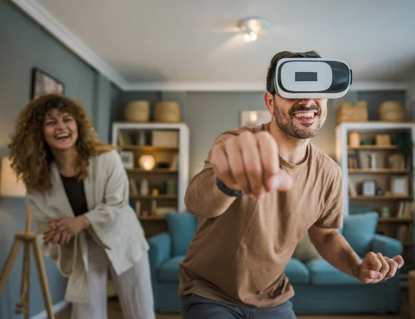 男人成熟的男人和他的妻子或女朋友夫妇在家里享受虚拟现实的生活 Vr耳机和Googles在头上拥有有趣的现代科技休闲概念复制空间 — 图库照片
