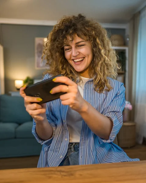 코카서스 여성은 곱슬머리의 곱슬머리를 놀이를 일하는 활동에서 브레이크를 스마트폰을 사용하며 — 스톡 사진
