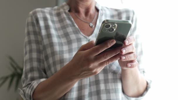 Jedna Kobieta Dojrzałe Biały Blondynka Kobieta Używać Telefon Komórkowy Smartfon — Wideo stockowe