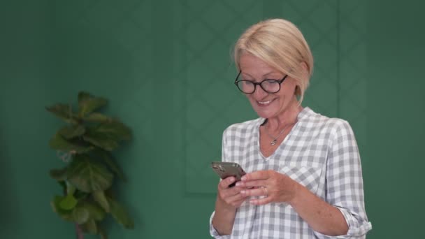 Una Mujer Madura Caucásica Rubia Hembra Uso Teléfono Móvil Smartphone — Vídeo de stock