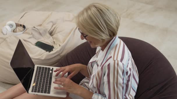 Eine Reife Kaukasische Blondine Arbeitet Mit Laptop Während Sie Hause — Stockvideo
