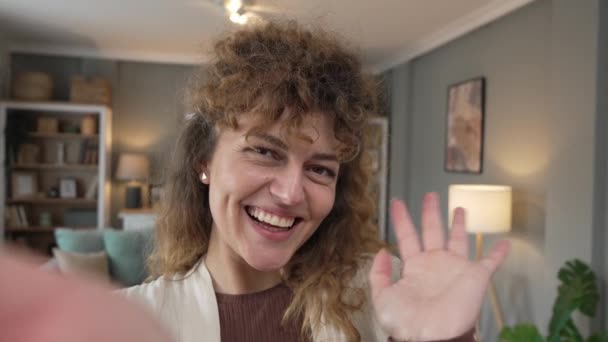 Yetişkin Güzel Kıvırcık Saçlı Beyaz Kadın Portresi Mutlu Bir Gülümseme — Stok video