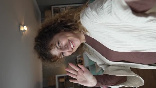 Yetişkin Güzel Kıvırcık Saçlı Beyaz Kadın Portresi Mutlu Bir Gülümseme — Stok video