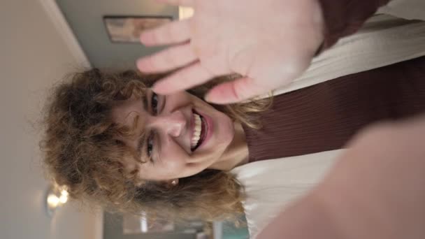 Retrato Adulto Hermoso Pelo Rizado Natural Mujer Caucásica Hogar Sonrisa — Vídeo de stock