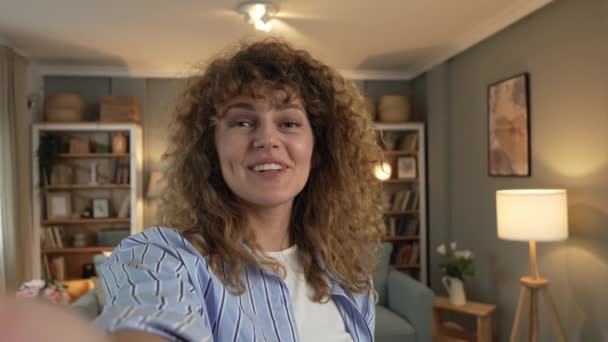 Retrato Adulto Hermoso Pelo Rizado Natural Mujer Caucásica Hogar Sonrisa — Vídeos de Stock
