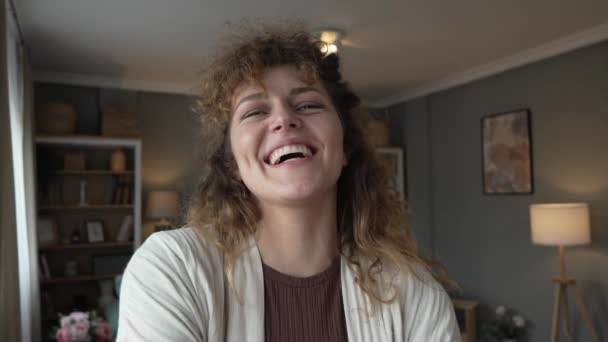 Potret Wanita Dewasa Rambut Keriting Alami Yang Indah Senyum Bahagia — Stok Video