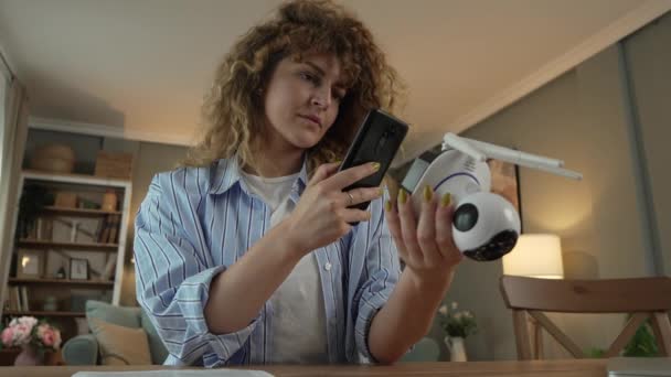 Одна Взрослая Белая Женщина Настроить Подготовить Домашнюю Камеру Наблюдения Читать — стоковое видео
