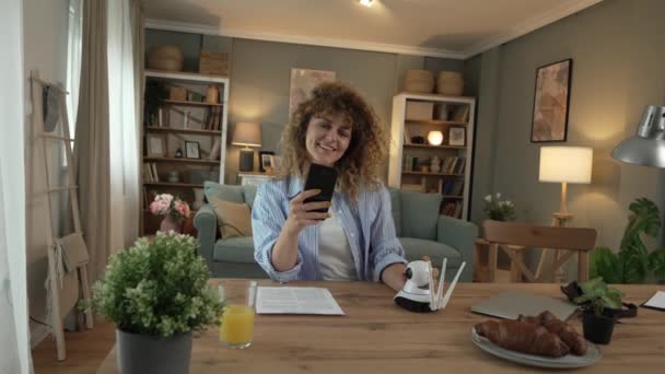Een Volwassen Blanke Vrouw Aan Passen Voor Bereiden Huis Bewakingscamera — Stockvideo