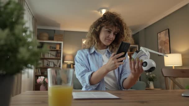 Jedna Dospělá Běloška Nastavit Připravit Domácí Bezpečnostní Kamera Přečíst Pokyny — Stock video