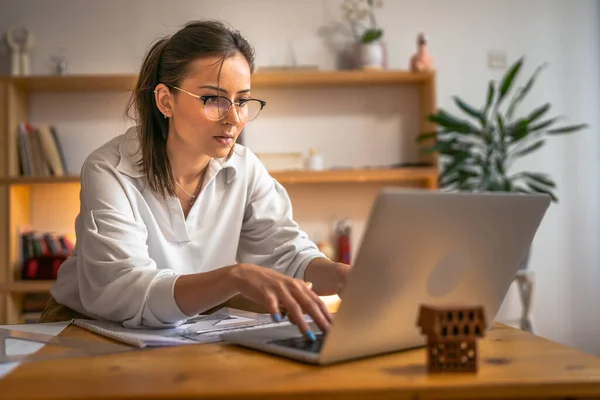 Genç Beyaz Kadın Evde Dizüstü Bilgisayarın Önünde Ders Çalışıyor Kadın — Stok fotoğraf