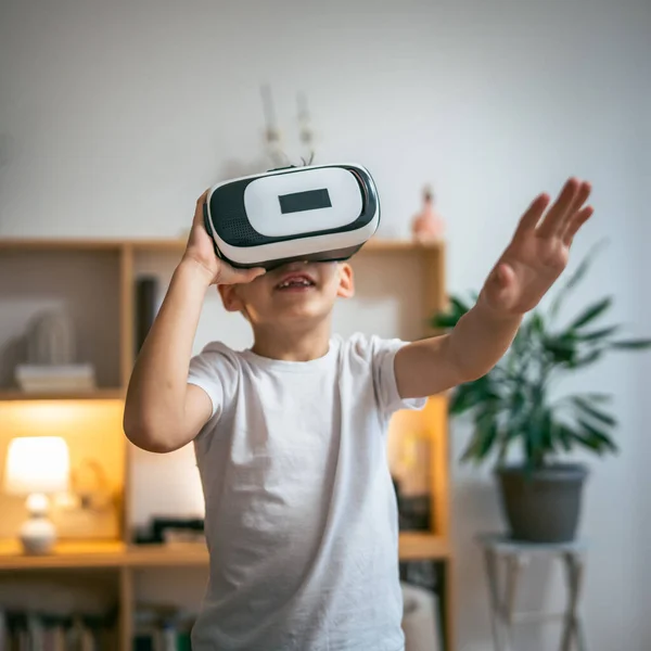 Chlapec Muž Kavkazský Dítě Doma Těšit Virtuální Realita Headset — Stock fotografie