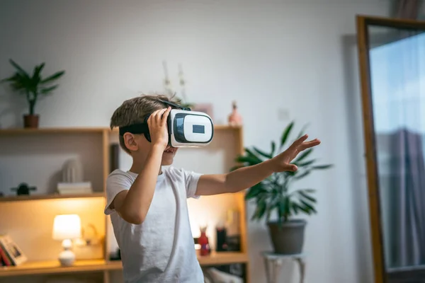 Мальчик Мужчина Белый Ребенок Дома Пользоваться Виртуальной Реальности Гарнитуры — стоковое фото