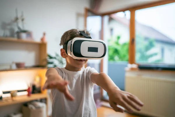 男孩儿在家中享受虚拟现实Vr耳机 — 图库照片
