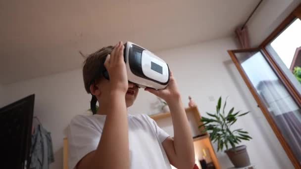 男の子 家庭での男の子の白人の子供は 仮想現実を楽しむVrヘッドセットハンドヘルドUgcユーザー生成コンテンツアマチュアビデオ — ストック動画