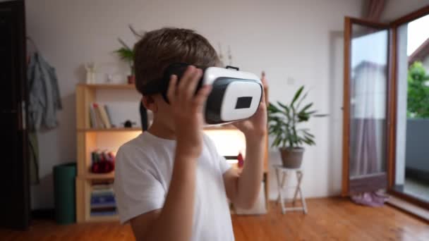 Jongen Man Kaukasisch Kind Thuis Genieten Van Virtual Reality Headset — Stockvideo