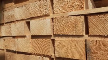 Tahta deste kereste kirişleri, depoda endüstriyel çam ağacı kerestesi.