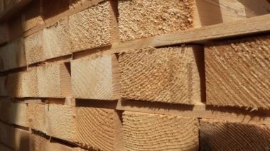 Tahta deste kereste kirişleri, depoda endüstriyel çam ağacı kerestesi.