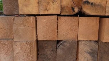 Tahta deste kereste kirişleri, depoda endüstriyel çam ağacı kerestesi.