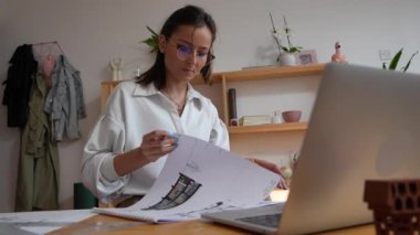 Genç beyaz kadın evde dizüstü bilgisayarın önünde ders çalışıyor - kadın kitap hazırlama sınavı ya da ödev sınavı online danışmanlık - eğitim ve öğrenme konsepti yavaş çekim