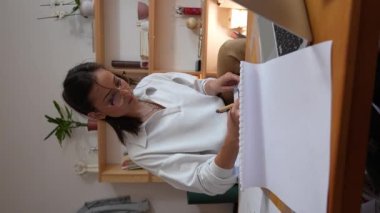 Genç beyaz kadın evde dizüstü bilgisayarın önünde ders çalışıyor - kadın kitap hazırlama sınavı ya da ödev sınavı online danışmanlık - eğitim ve öğrenme konsepti yavaş çekim