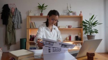 Genç beyaz kadın evde dizüstü bilgisayarın önünde ders çalışıyor - kadın kitap hazırlama sınavı ya da ödev sınavı online danışmanlık - eğitim ve öğrenme konsepti yavaş çekim
