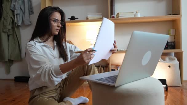 年轻的高加索妇女在家里的笔记本电脑前学习 女性阅读书籍 准备考试或作业测试 有在线咨询 教育和学习概念慢动作 — 图库视频影像