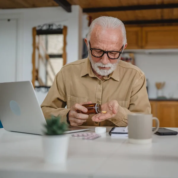 Anziano Uomo Caucasico Nonno Maschio Sedersi Casa Tenere Confezione Antidolorifici — Foto Stock