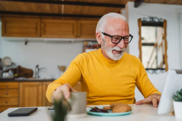 Senior Uomo Caucasico Utilizzare Tablet Digitale Effettuare Una Videochiamata Casa — Foto Stock