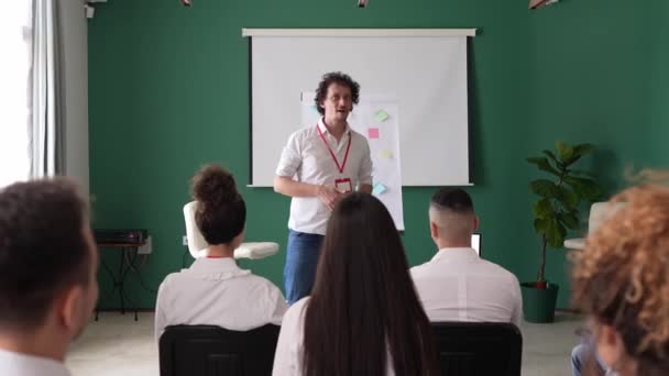 Тренерська Підготовка Говорить Пояснює Питання Групі Співробітників Семінарі — стокове відео