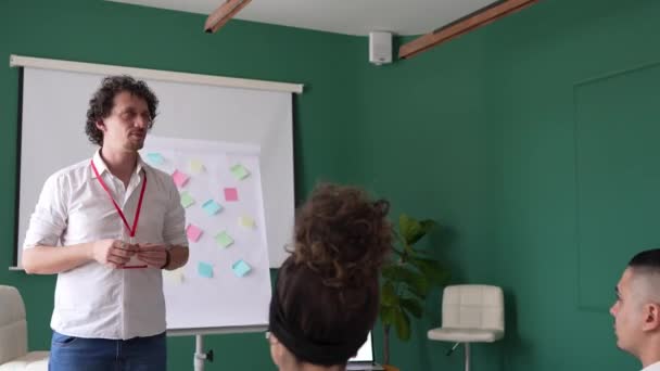Coach Utbildning Tala Förklara Fråga Till Grupp Anställda Vid Seminariet — Stockvideo