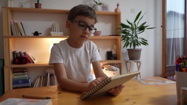 Mladý Chlapec Dítě Žák Studium Práce Domácí Úkol Doma — Stock video