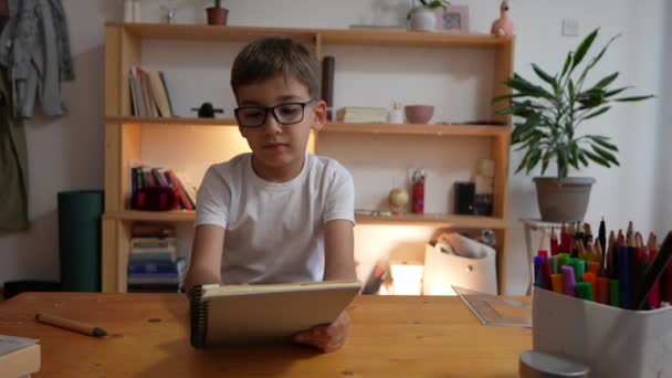 Genç Çocuk Öğrenci Ödevlerini Evde Yapıyor — Stok video