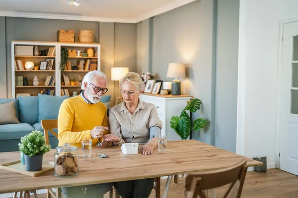 Senioren Paar Frau Messen Blutdruck Während Ihr Mann Alten Kaukasischen — Stockfoto