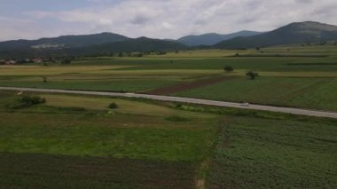 Karayolu konseptinde araba sürüşü hava aracı bakış açısı