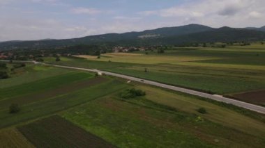 Karayolu konseptinde araba sürüşü hava aracı bakış açısı